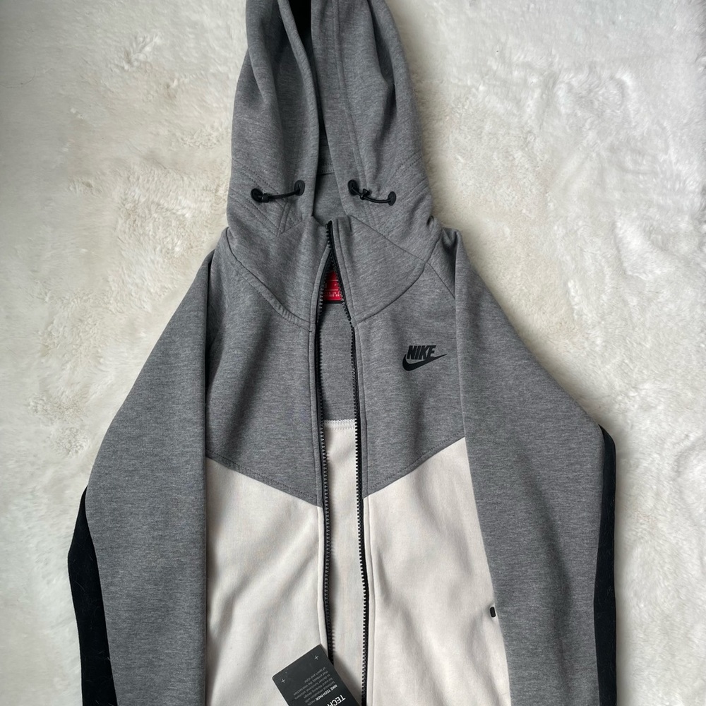 Brand new nike zip up sweatshirt. Never worn, still has the tags